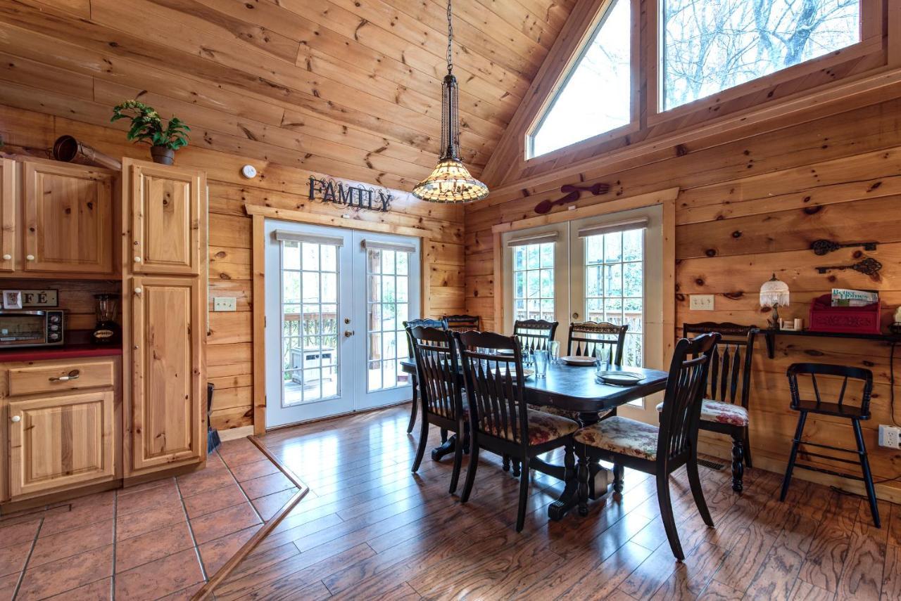 Lazy Cub Lodge, 3 Bedrooms, Pool Table, Hot Tub, WiFi, Sleeps 10 Pigeon Forge Buitenkant foto