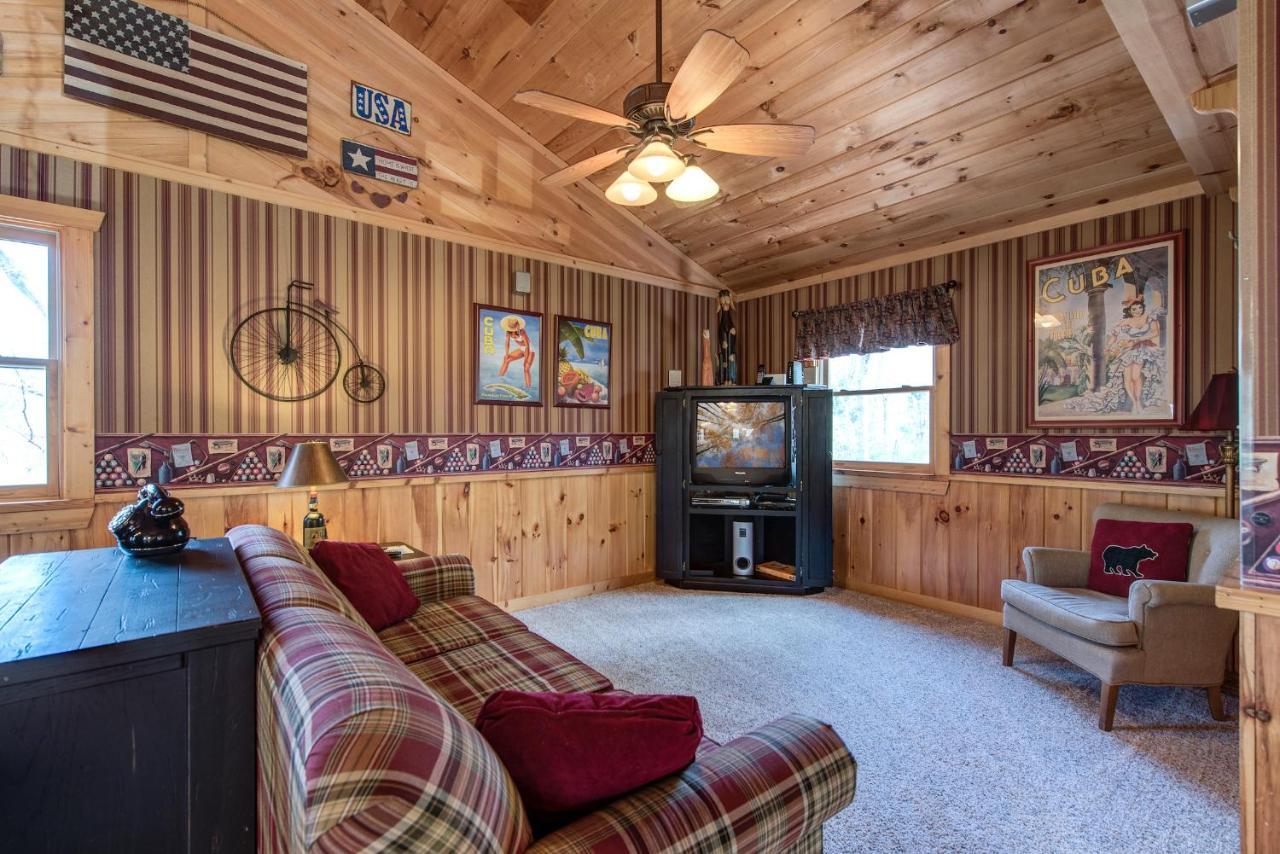 Lazy Cub Lodge, 3 Bedrooms, Pool Table, Hot Tub, WiFi, Sleeps 10 Pigeon Forge Buitenkant foto