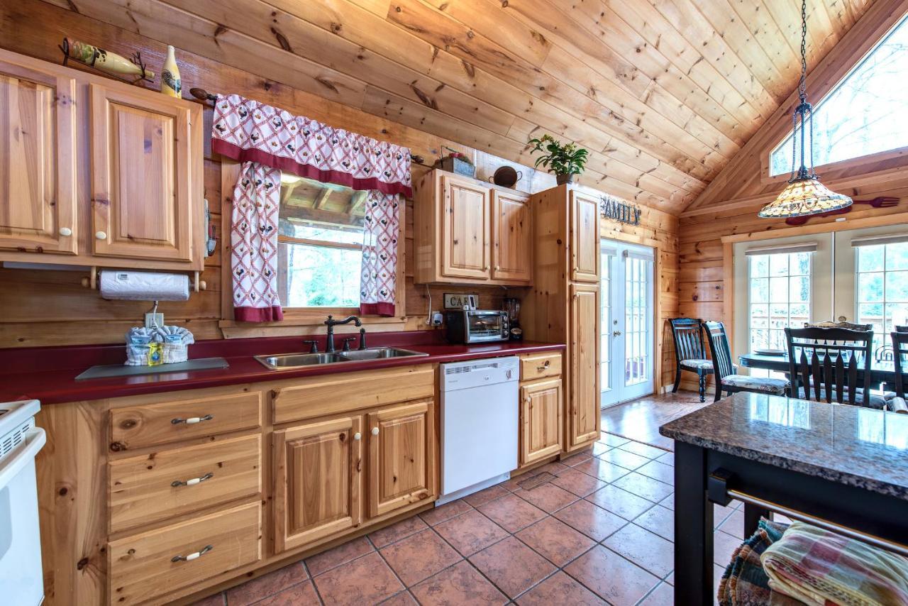 Lazy Cub Lodge, 3 Bedrooms, Pool Table, Hot Tub, WiFi, Sleeps 10 Pigeon Forge Buitenkant foto