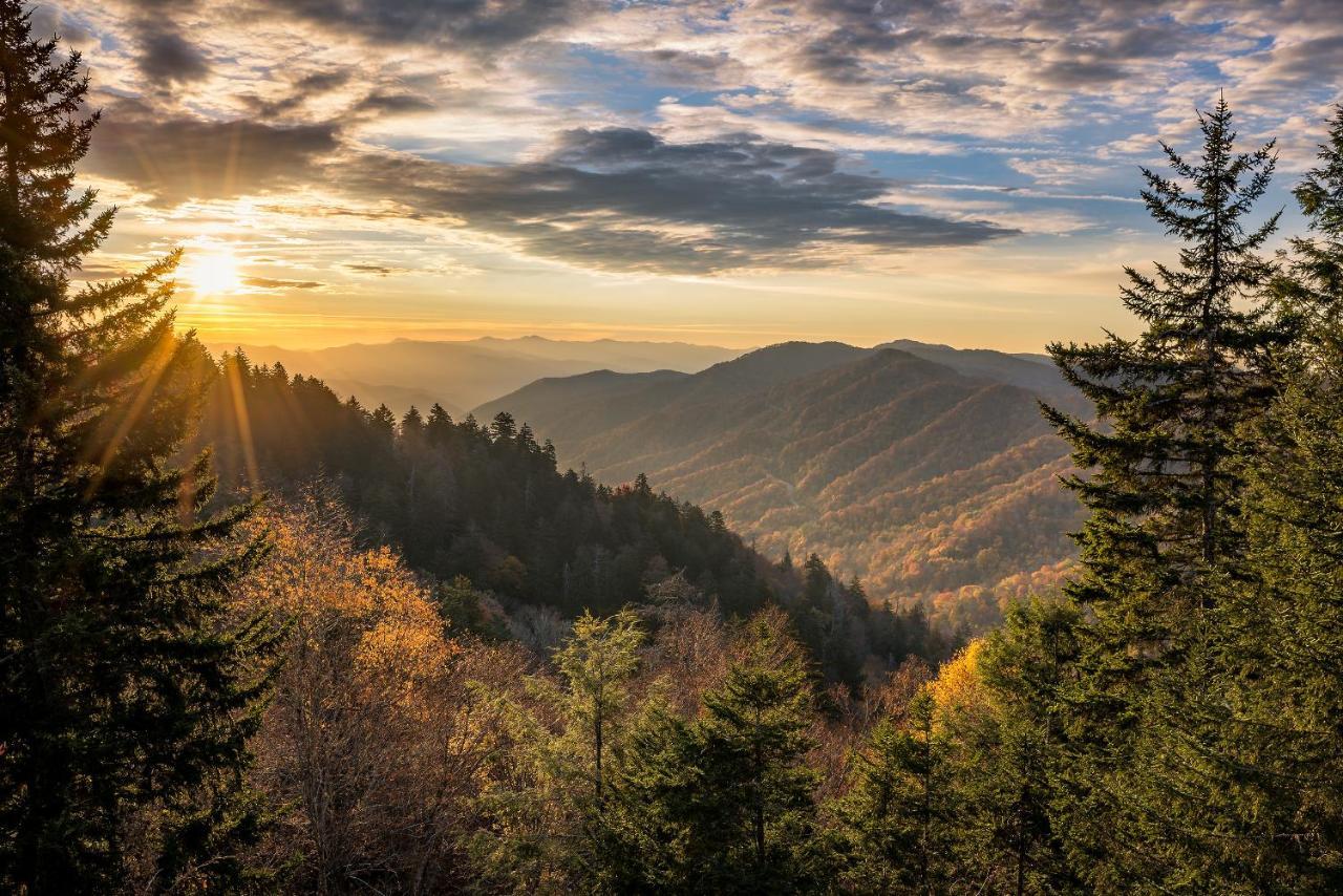 Lazy Cub Lodge, 3 Bedrooms, Pool Table, Hot Tub, WiFi, Sleeps 10 Pigeon Forge Buitenkant foto