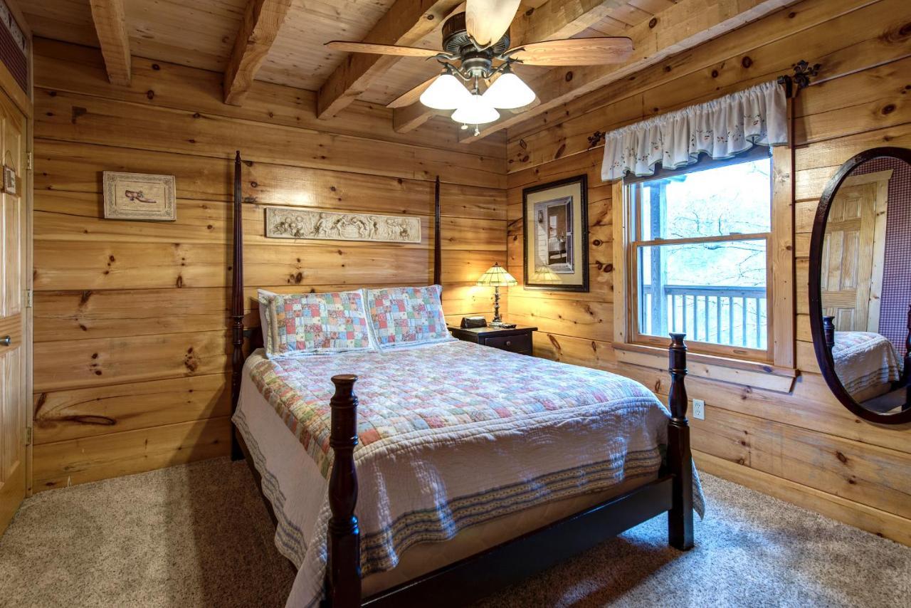 Lazy Cub Lodge, 3 Bedrooms, Pool Table, Hot Tub, WiFi, Sleeps 10 Pigeon Forge Buitenkant foto